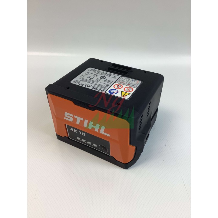 Souffleur-taille-haies STIHL AK10 d'origine avec batterie au lithium et indicateur de charge LED | Newgardenmac.com